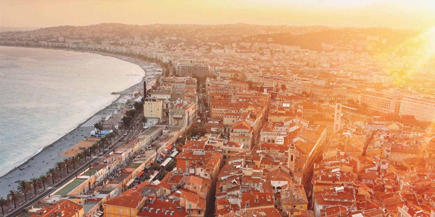 C&oelig;ur historique de Nice pr&eacute;sent&eacute; sous un coucher de soleil