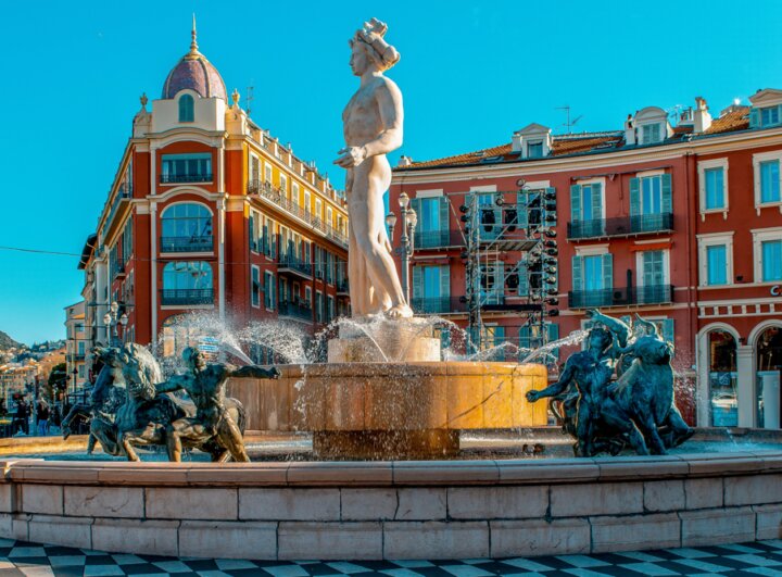 Fontaine de la place Massena avec b&acirc;timent historique en arri&egrave;re plan