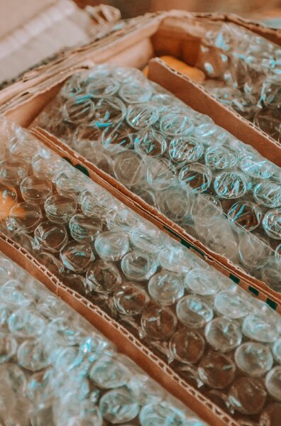 produits dans un carton emballé dans du papier bulle