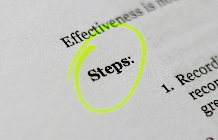 Le mot étape entouré et qui montre un process de montage produit
