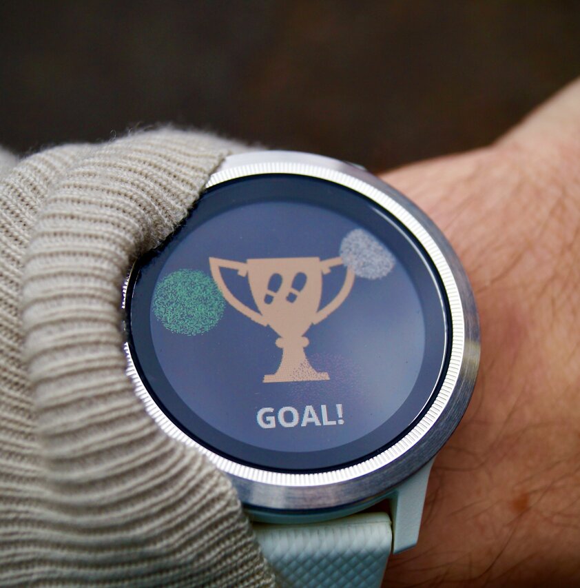 Montre sur un poignet montrant un trophée de réussite