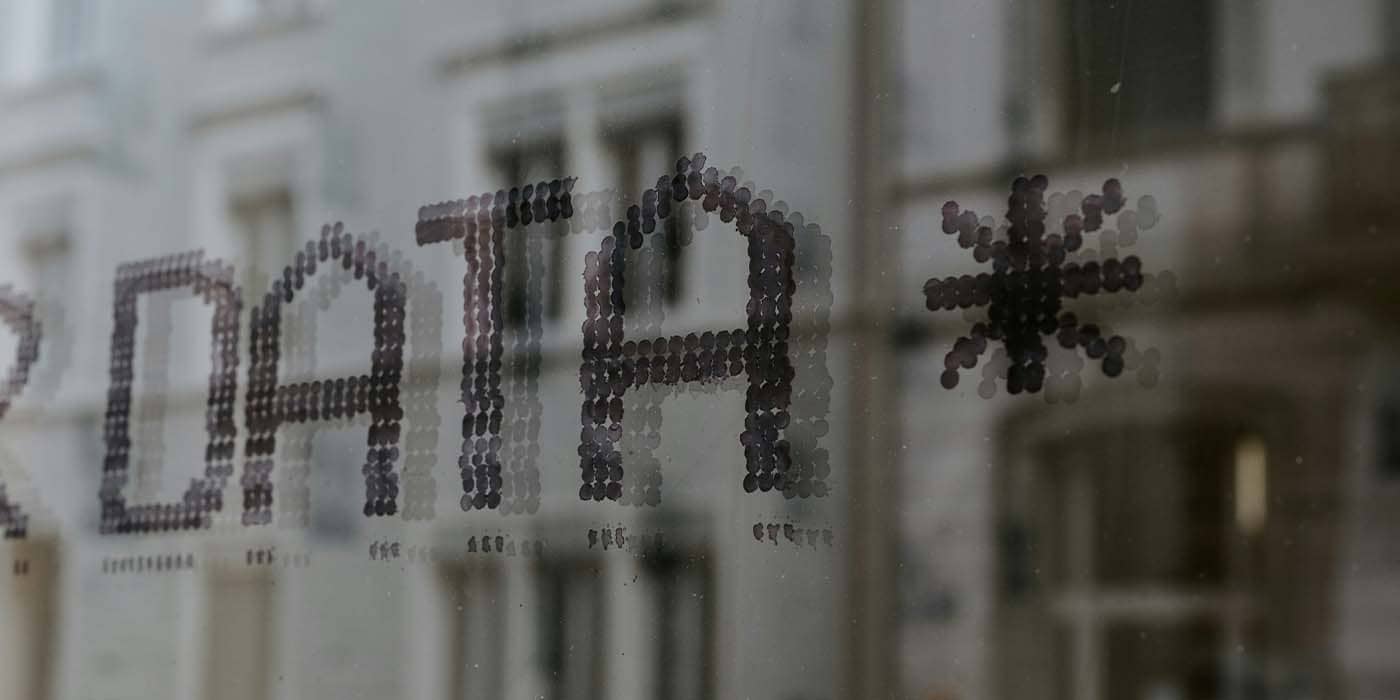 Data avec une astérisque inscrit sur une vitre