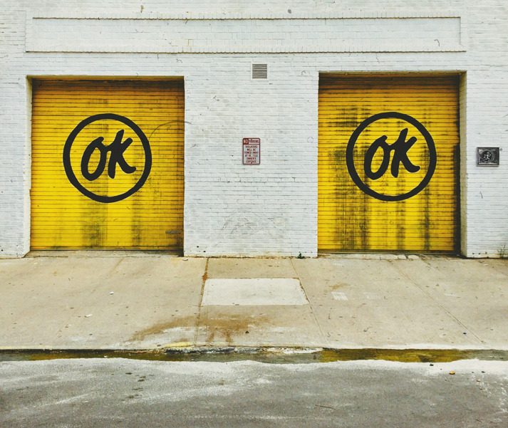 2 portes de garage jaune avec un rond OK dessus